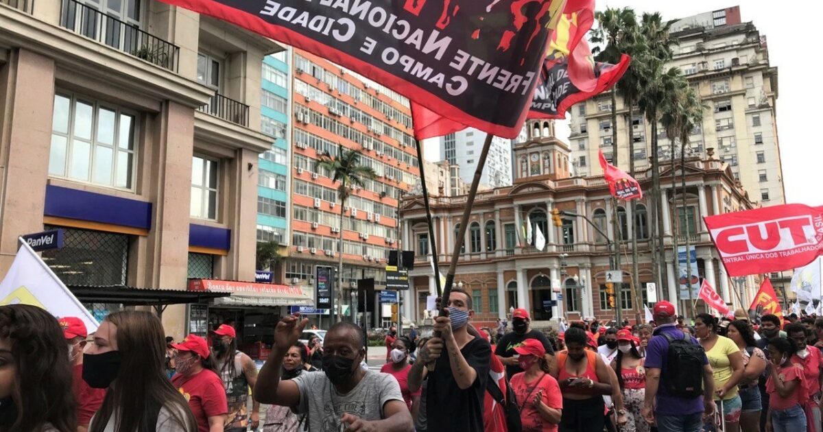 Frente Nacional de Luta marcha em Porto Alegre por moradia digna