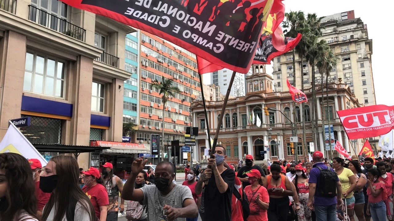 Frente Nacional de Luta marcha em Porto Alegre por moradia digna