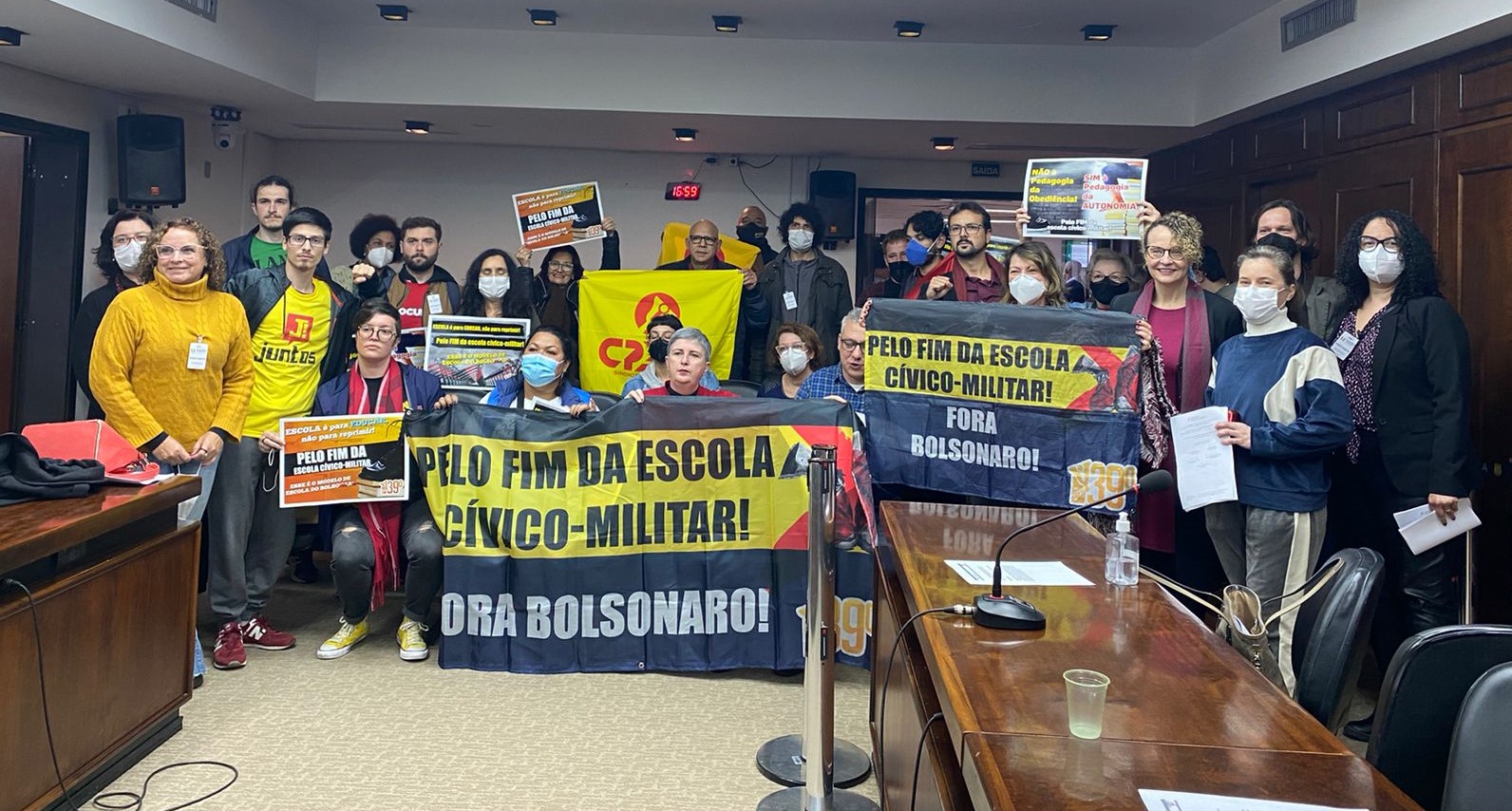 Professores denunciam falta de democracia e interferência pedagógica na implantação de Escolas Cívico-Militares no RS