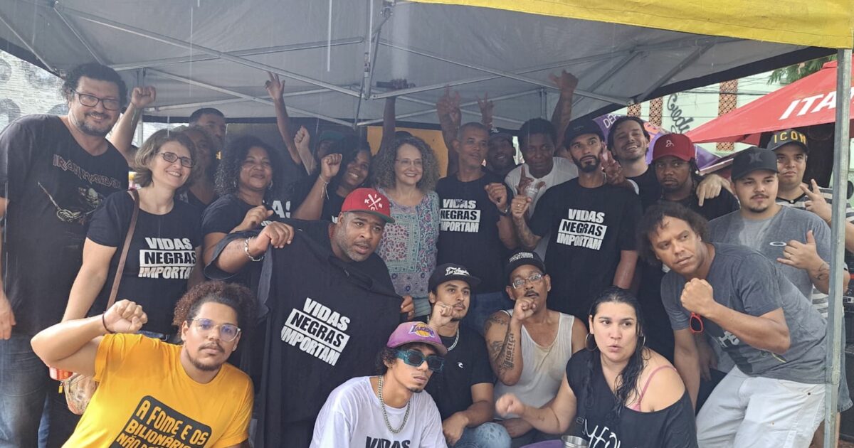 Parada antirracista reúne artistas da periferia no Centro de Porto Alegre