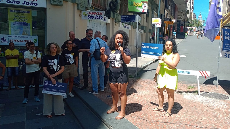 Ato político no Centro de Porto Alegre marca os cinco anos do assassinato de Marielle Franco