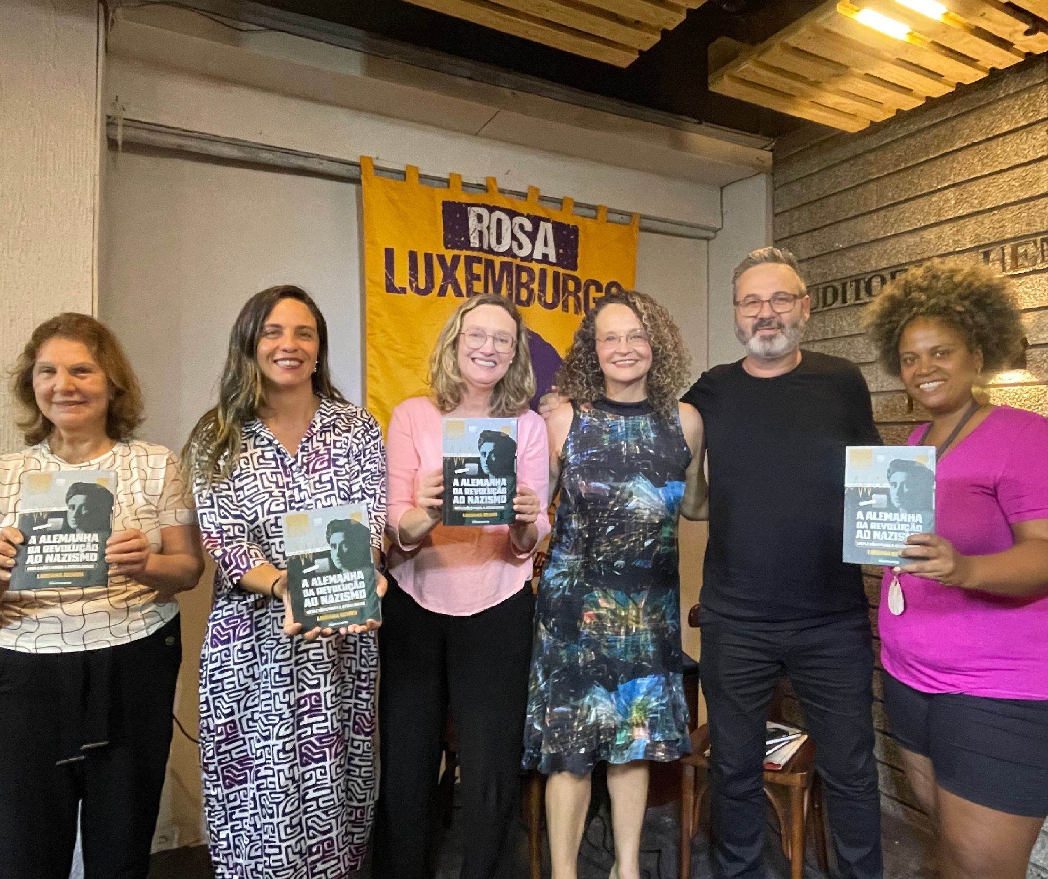 Luciana Genro lança livro sobre ascensão do nazismo na Alemanha e defende unidade contra a extrema direita em Porto Alegre