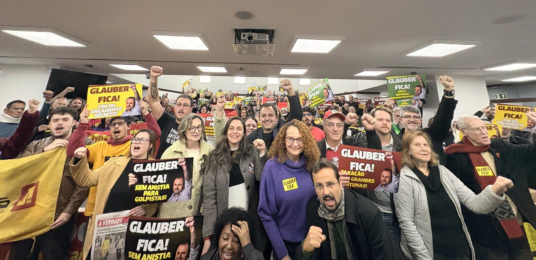 Caravana “Glauber Fica” chega ao Rio Grande do Sul em ato lotado na Assembleia Legislativa