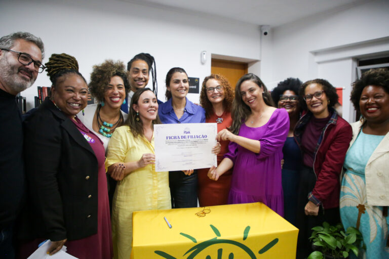 Em ato político em Porto Alegre, Manuela D’Ávila se filia ao PSOL